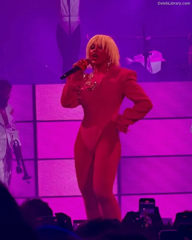 Doja Cat photo 1 of 1960