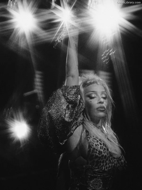 Doja Cat photo 10 of 1960