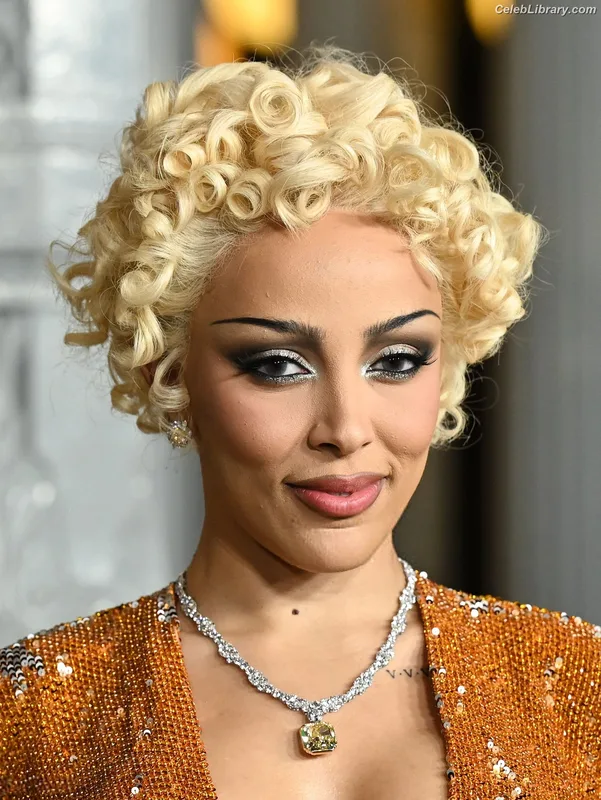 Doja Cat photo 8 of 1960