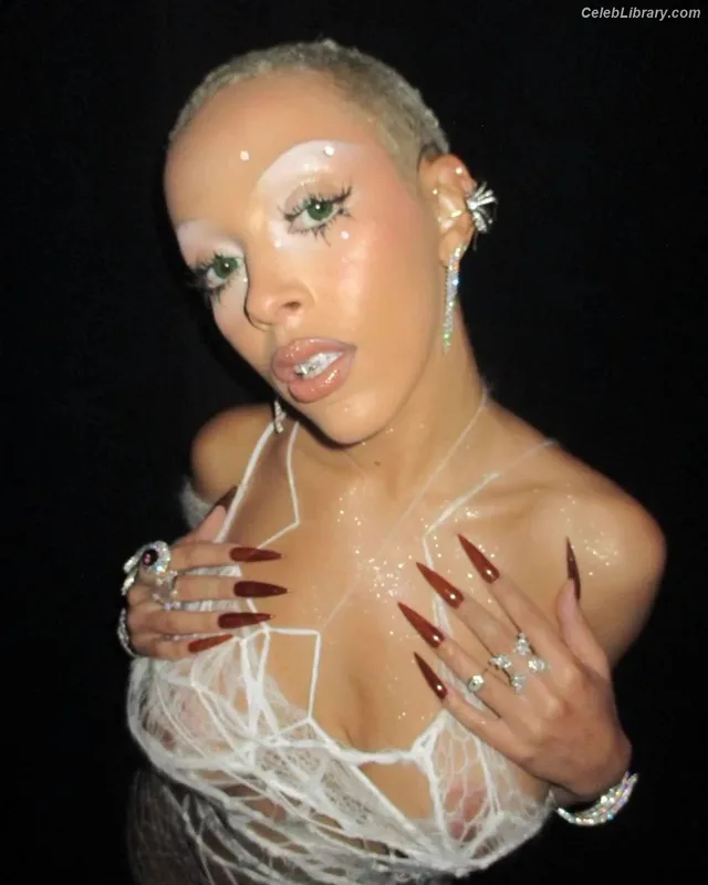 Doja Cat photo 1 of 1960