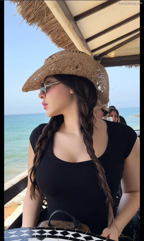 Douaa Lahyaoui photo 23 of 57