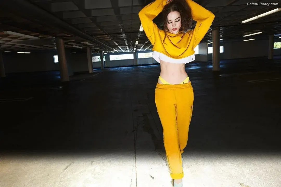 Dove Cameron photo 3 of 626