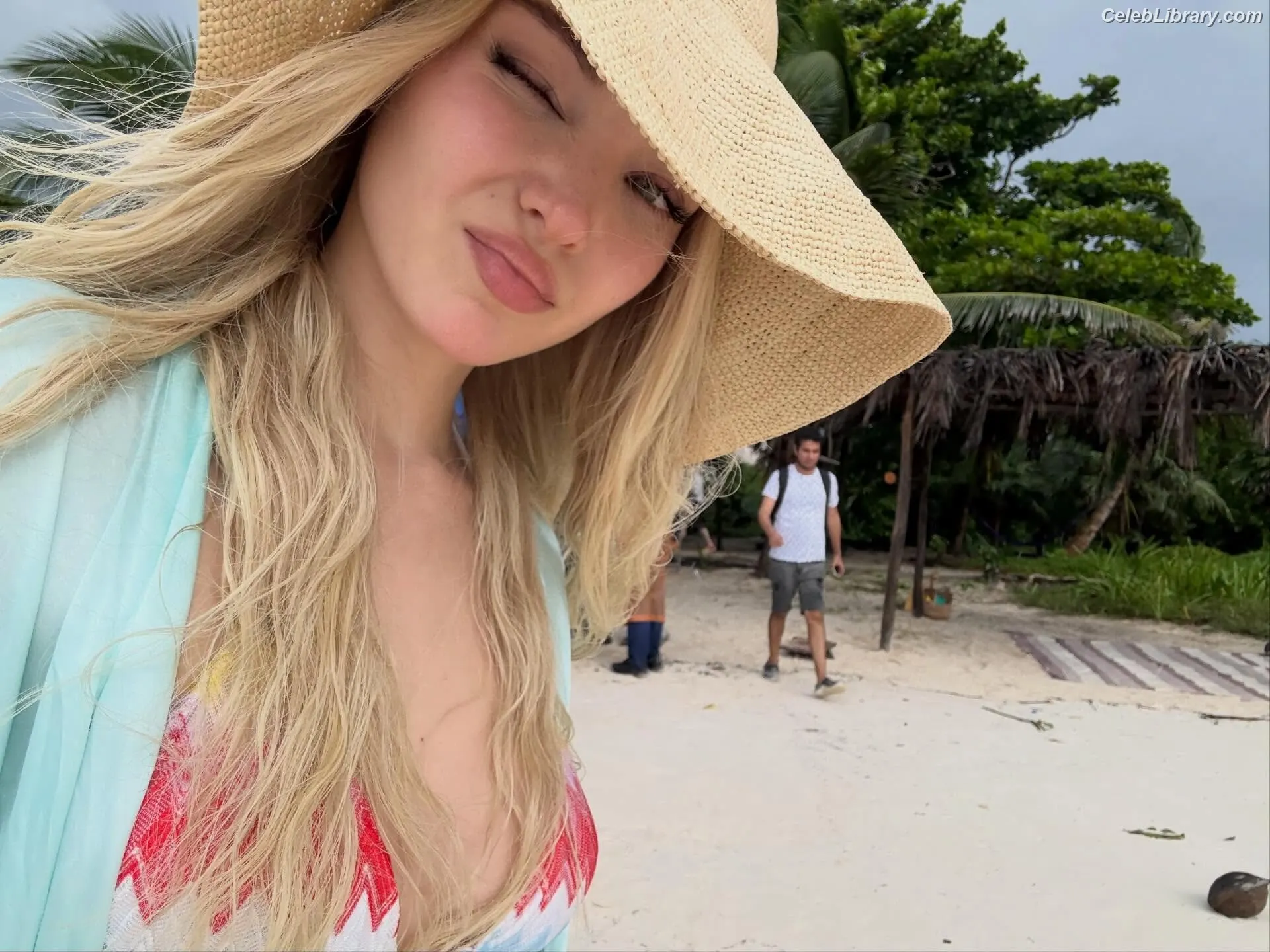 Dove Cameron photo 9 of 626