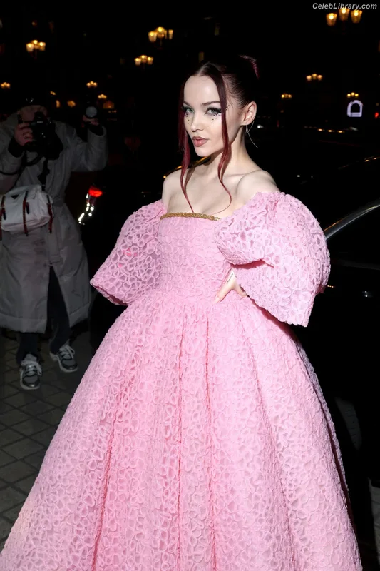 Dove Cameron photo 1 of 620