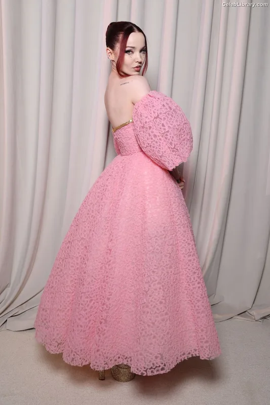 Dove Cameron photo 9 of 620