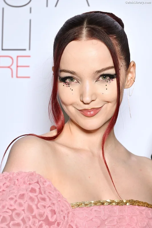 Dove Cameron photo 4 of 620