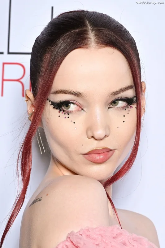 Dove Cameron photo 7 of 620