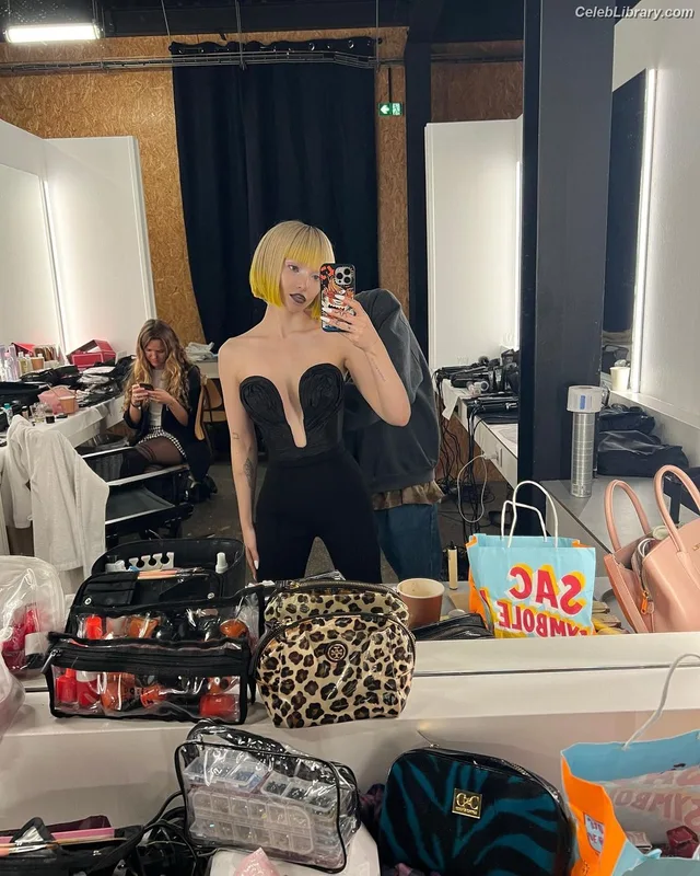 Dove Cameron photo 9 of 620