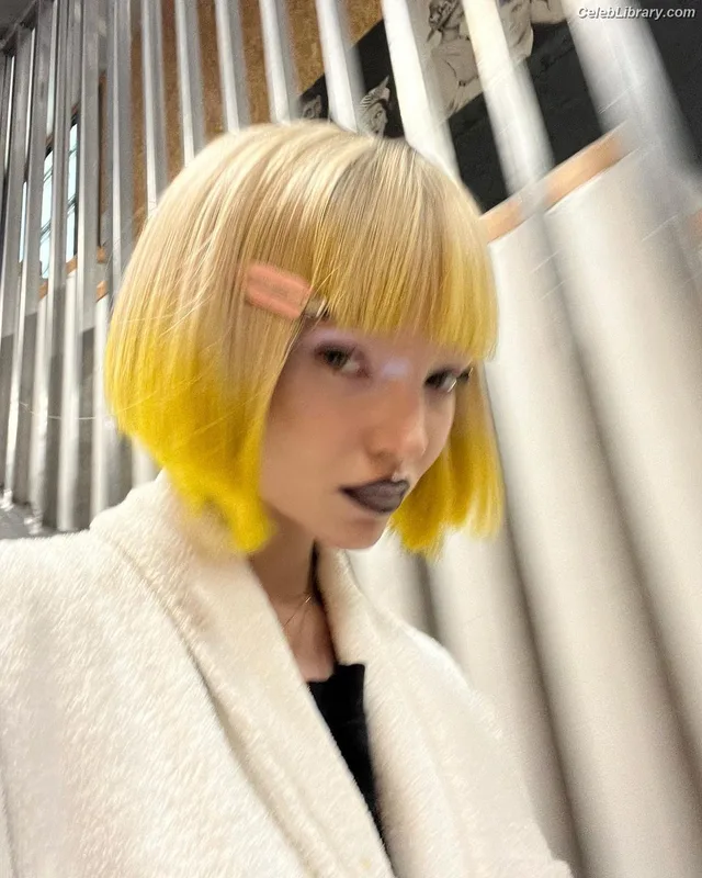 Dove Cameron photo 10 of 620