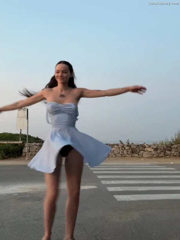 Dove Cameron photo 5 of 620