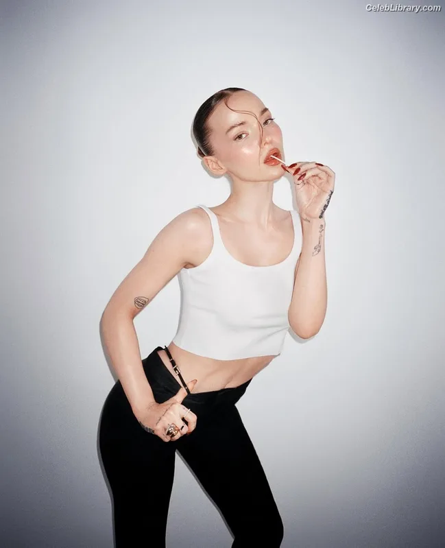 Dove Cameron photo 7 of 620