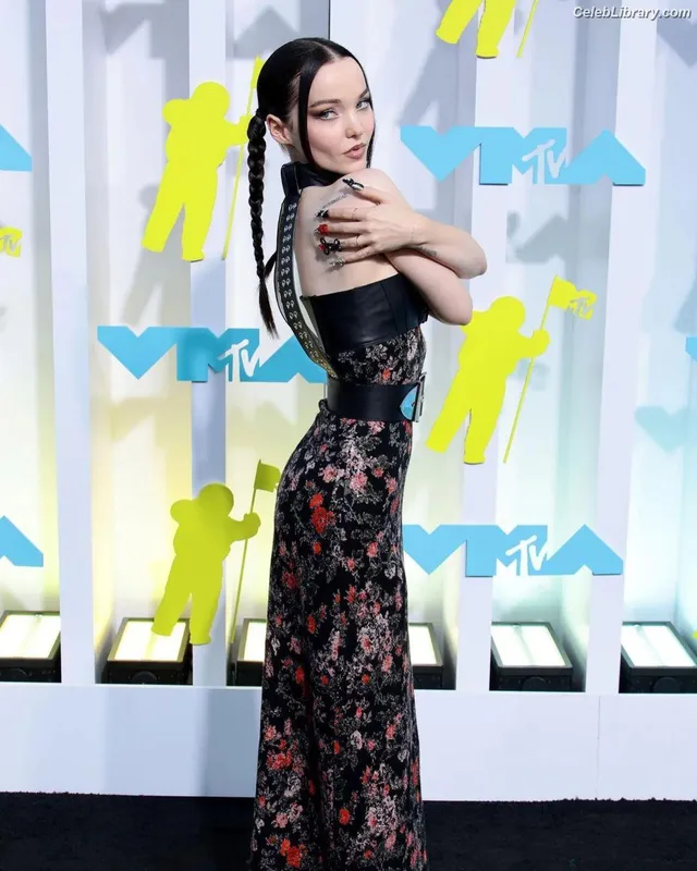 Dove Cameron photo 1 of 620