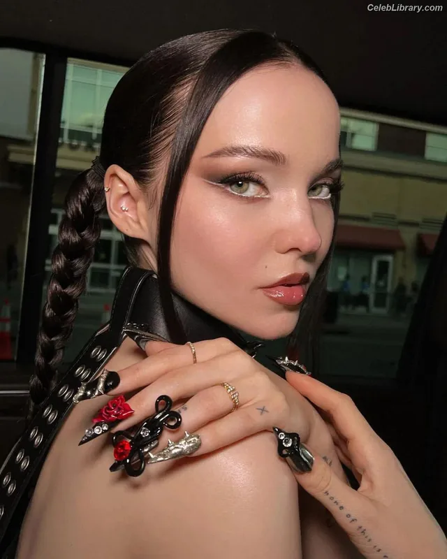 Dove Cameron photo 2 of 620