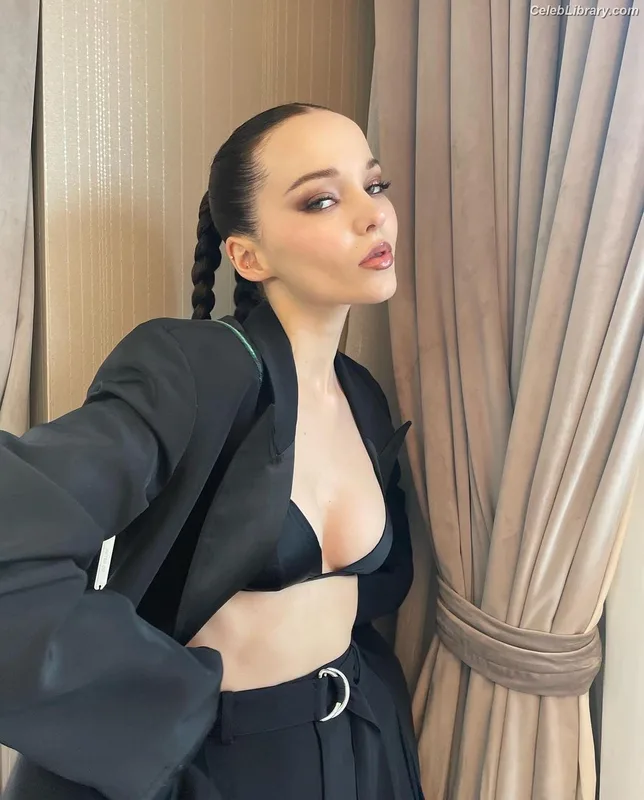 Dove Cameron photo 10 of 620