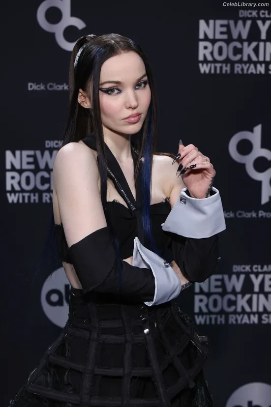 Dove Cameron photo 19 of 620