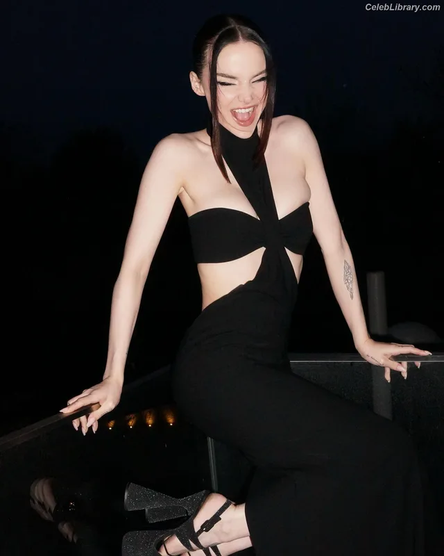 Dove Cameron photo 4 of 620