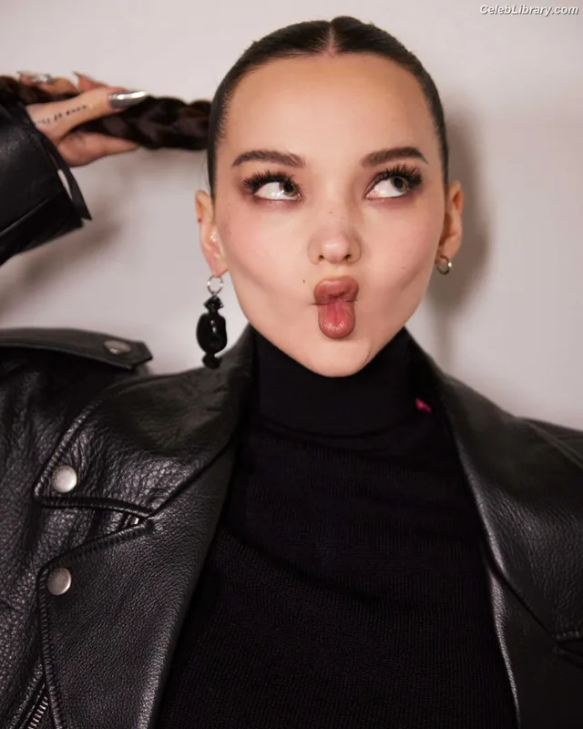 Dove Cameron photo 15 of 620