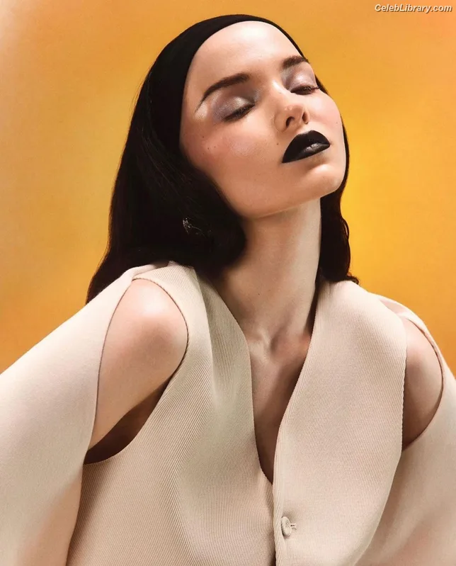 Dove Cameron photo 3 of 620