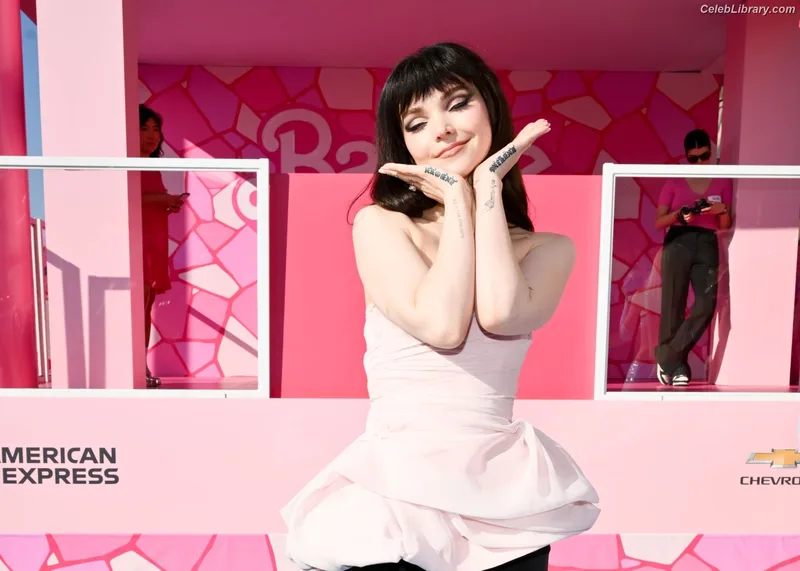 Dove Cameron photo 10 of 620