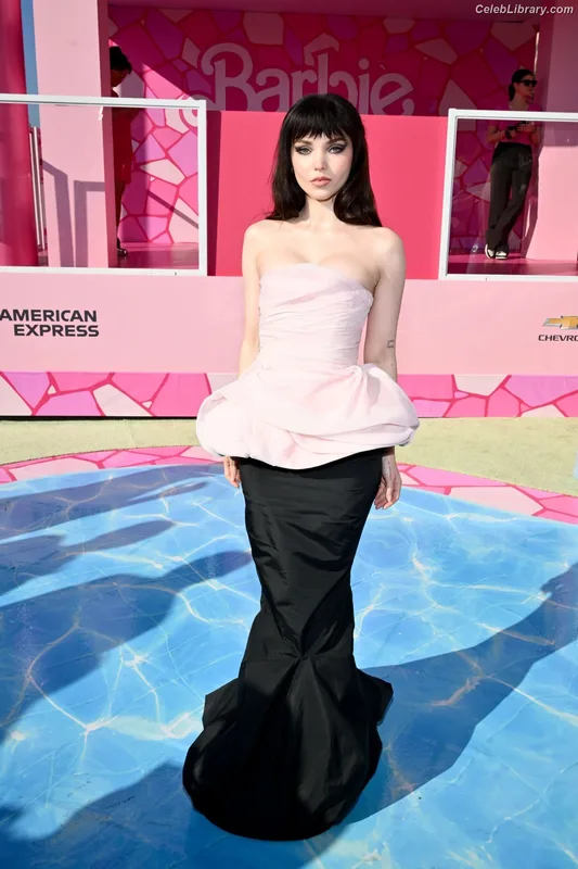 Dove Cameron photo 5 of 620