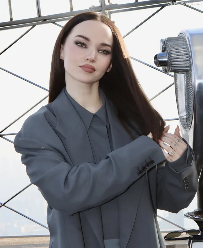 Dove Cameron photo 3 of 620