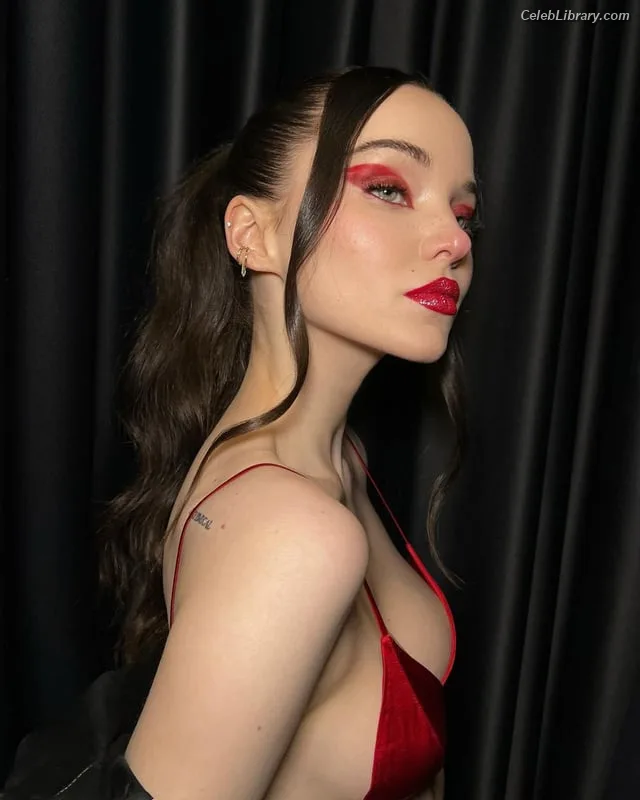 Dove Cameron photo 5 of 620