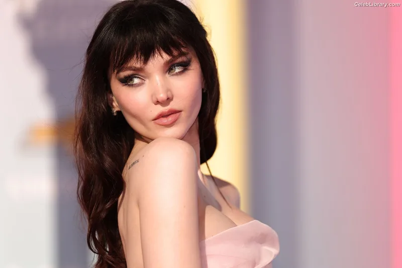Dove Cameron photo 9 of 620