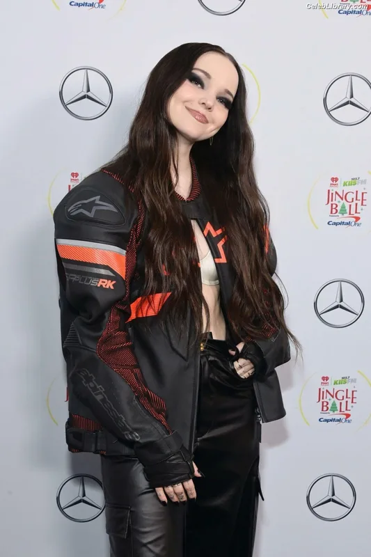 Dove Cameron photo 12 of 620