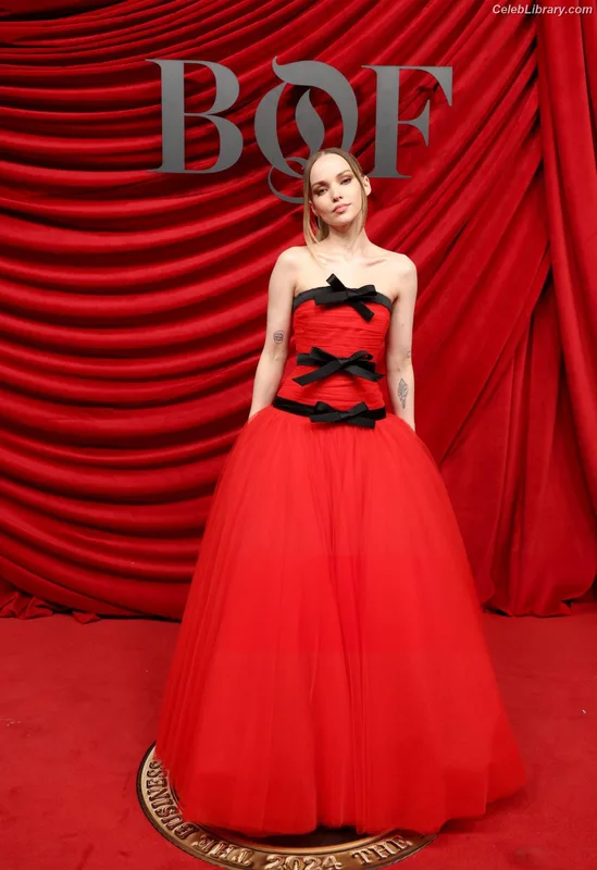 Dove Cameron photo 10 of 620