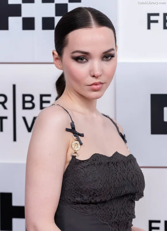 Dove Cameron photo 17 of 620