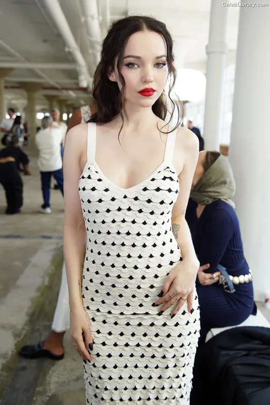 Dove Cameron photo 1 of 620