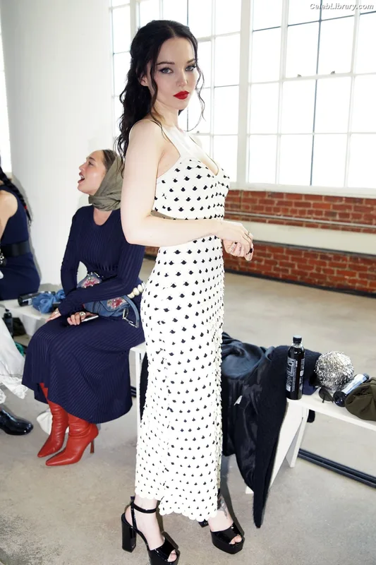 Dove Cameron photo 8 of 620