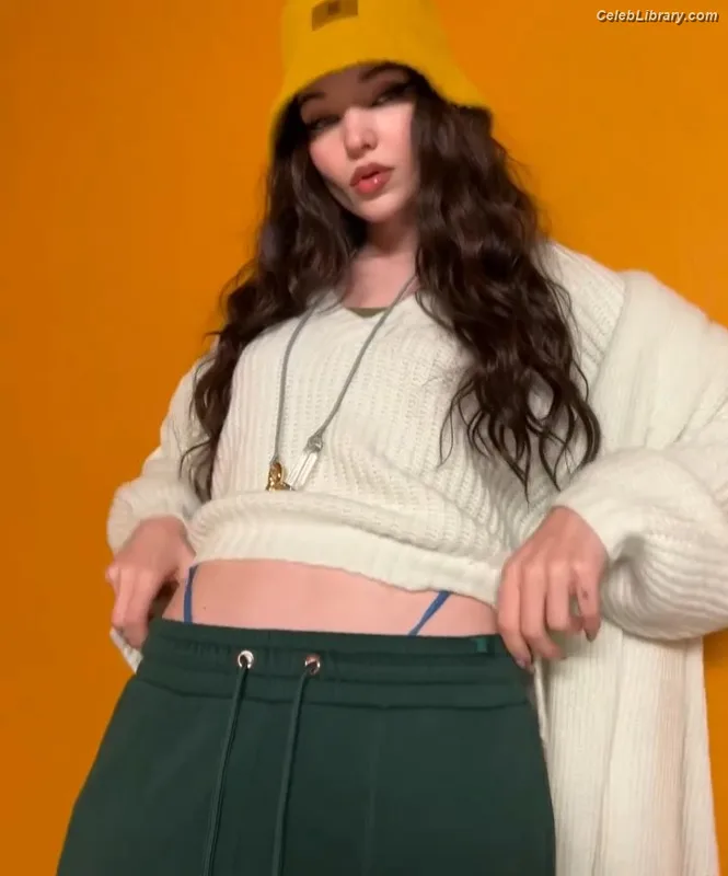 Dove Cameron photo 2 of 620