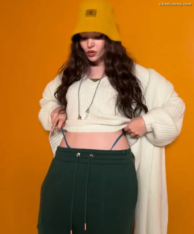 Dove Cameron photo 3 of 620