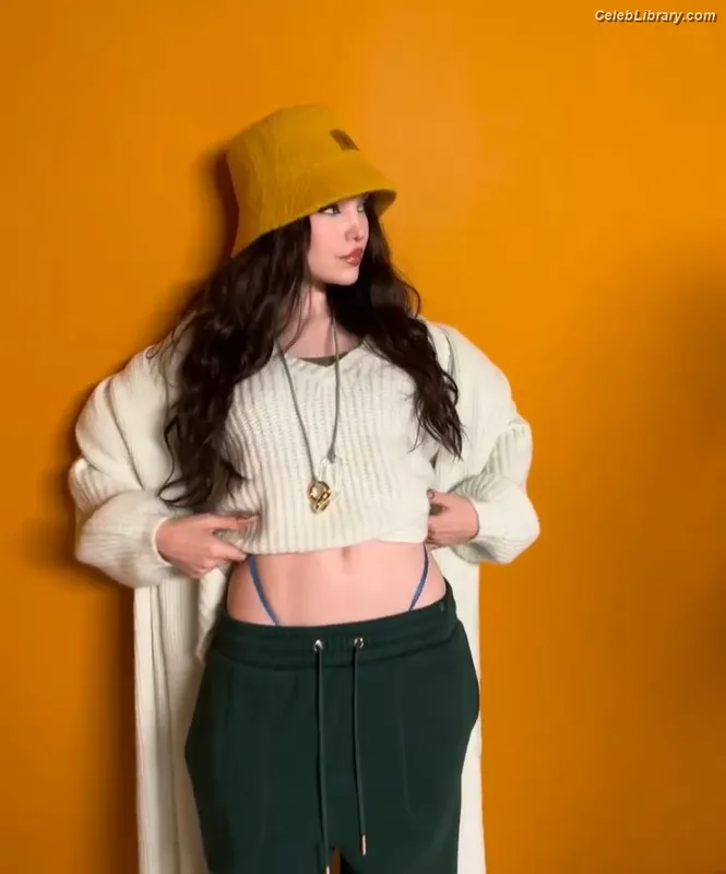 Dove Cameron photo 5 of 620
