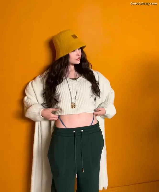 Dove Cameron photo 6 of 620