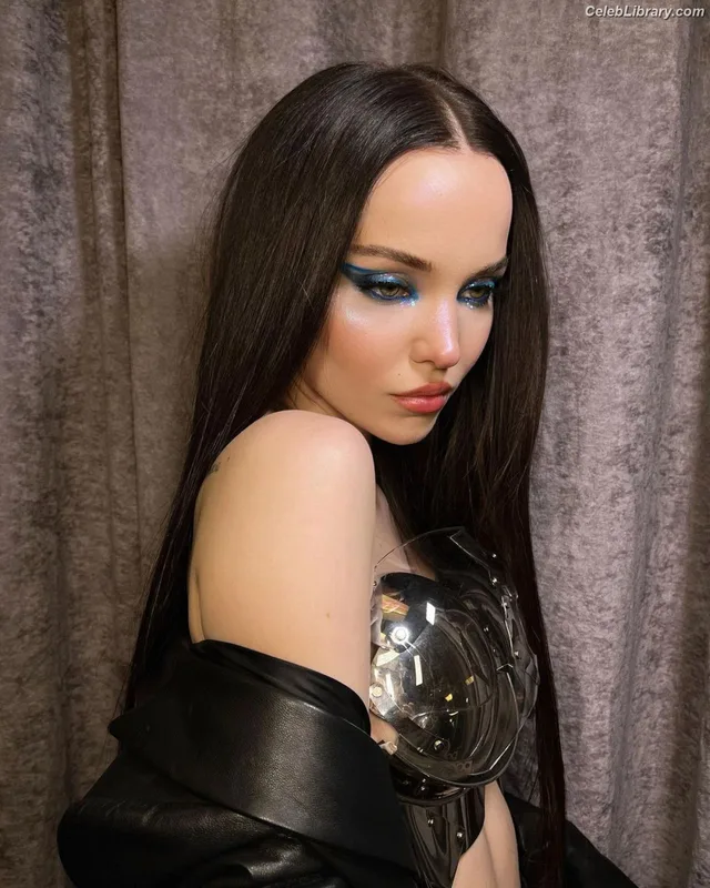 Dove Cameron photo 17 of 620