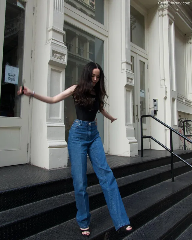 Dove Cameron photo 2 of 620
