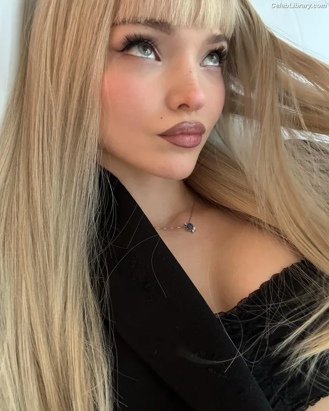Dove Cameron photo 8 of 620