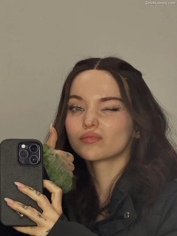 Dove Cameron photo 2 of 620