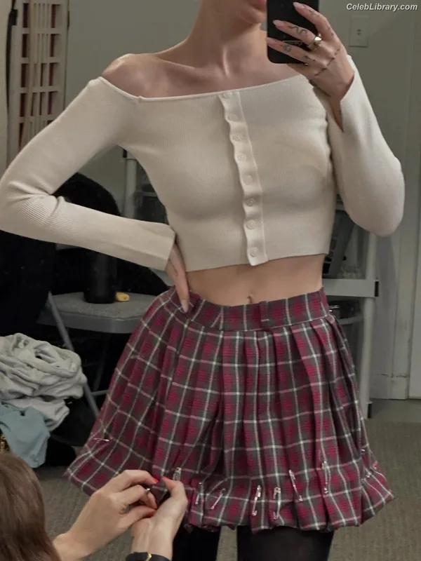Dove Cameron photo 3 of 620