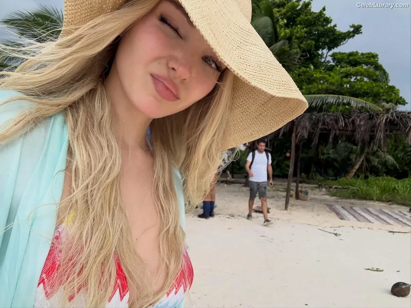 Dove Cameron photo 5 of 620