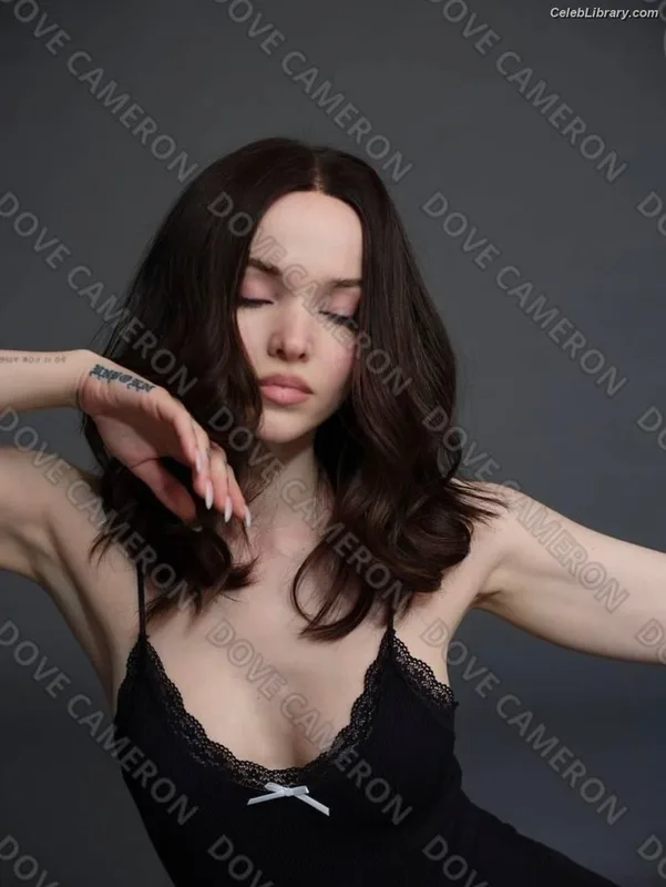 Dove Cameron photo 6 of 620