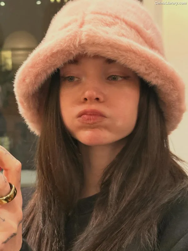 Dove Cameron photo 15 of 620