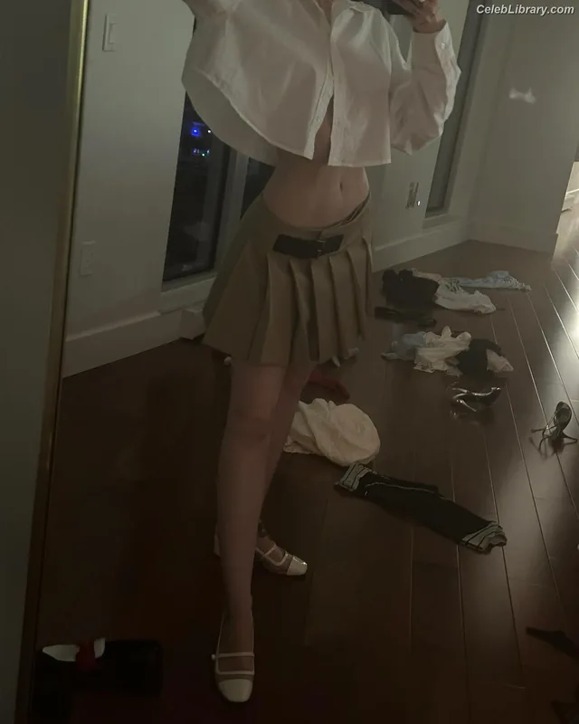 Dove Cameron photo 4 of 620