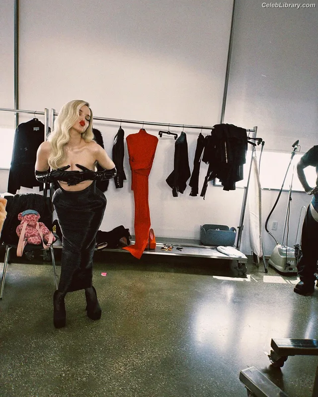 Dove Cameron photo 5 of 620
