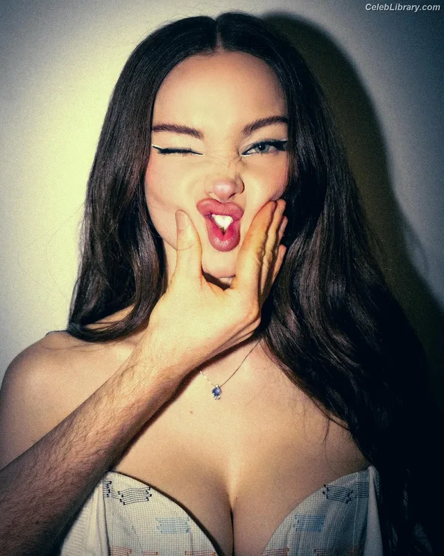 Dove Cameron photo 1 of 620
