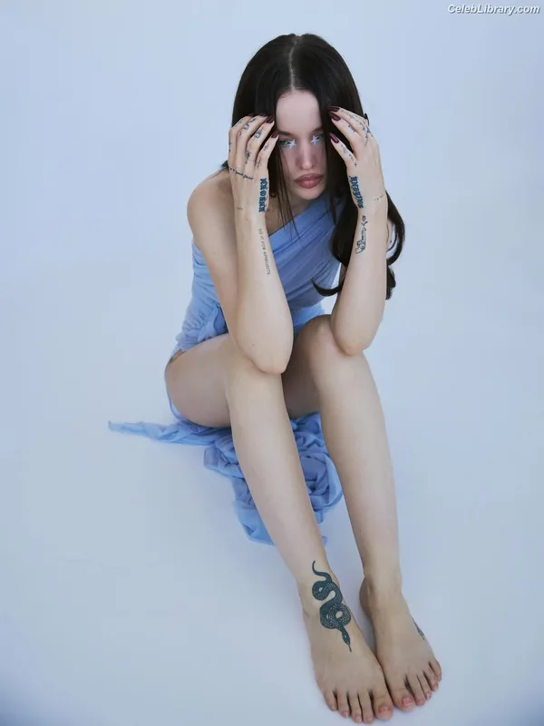 Dove Cameron photo 8 of 620