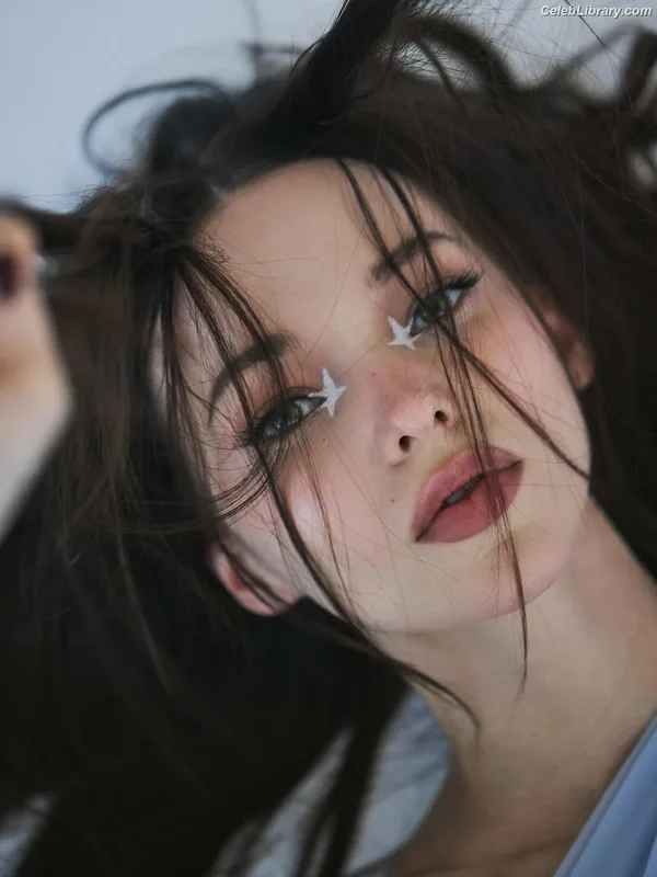 Dove Cameron photo 10 of 620
