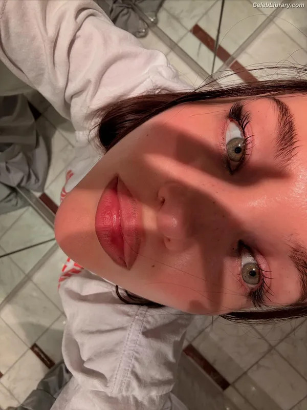 Dove Cameron photo 17 of 620